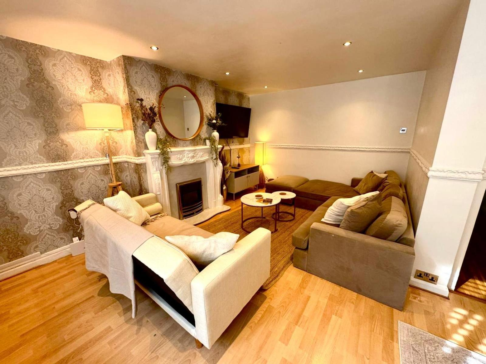 Three Bedroom House In Mánchester